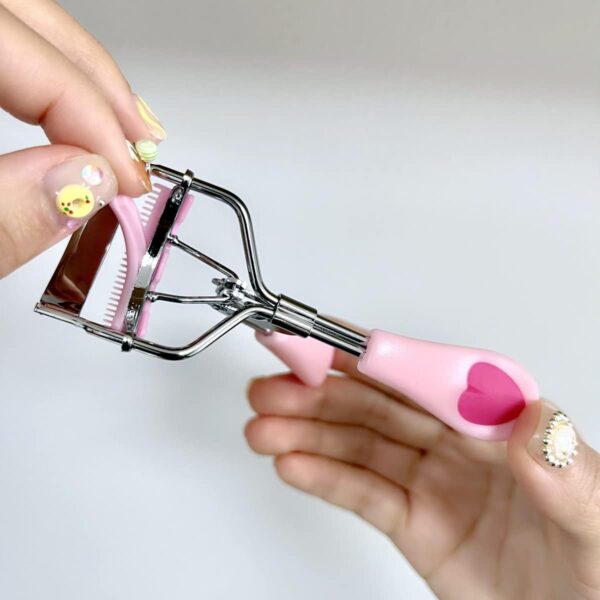 2 Pcs Stainless Steel Eyelash Curler with Built-in Comb Pinch Pain-Free Suitable for Any Eye Shapes and Sizes, with 4 Silicone Refill Pads（Black&Light Pink） - Image 2